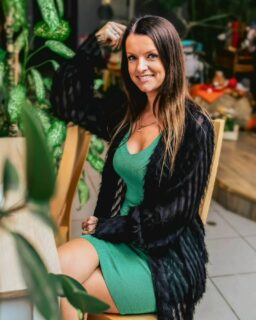 Kas Sinuga on ka nii, et üks päev usud, et kõik on võimalik ja siis teine päev ja teine hetk...
...
… Sa ei usalda ennast või sead oma mõtteid ja ideid pidevalt kahtluse alla.
… Sa ei julge välja öelda, mida Sa tegelikult mõtled ja tunned.
… Sa tunned ennast suheldes või uutes situatsioonides ebakindlalt.
… Sa lükkad edasi oma ideedega alustamist, oma ettevõtte loomist, oma järgmisi eesmärke?
… Sa oled enda suhtes karm ja kriitiline, kuigi teistega oled mõistev ja toetav.
… Sa mõtled koguaeg sellele, mida teised Sinust arvavad.
… Sa tegeled oma peas pideva muretsemise, analüüsimise, üle mõtlemisega.
… Emotsioonid käivad lainetena üle pea.
… Kõik teised on enne Sind, Sina ise oled oma prioriteede pingereas viimaste seas või ei mahugi sinna.
… Sa tunned, et pead kõike kontrollima ja kõigel silma peal hoidma, Sul on raske luua teistega usalduslikku suhet.
Kui jah, siis kirjuta kommentaari, skaalal 1-10, kui väga Sa tahaksid, et enesekindel tunne oleks Sinus stabiilsemalt?
.
.
.
💫 Sa ei saa ületada ookeani, enne kui julged kalda silmist lasta.
Christoph Kolumbus
.
.
Haara võimalusest ja tule enesekindluse kursusele. 
Kui oled enesekindluse kursusest huvitatud, siis kirjuta sõnumisse või kommentaari HUVI ja ma saadan Sulle lisainfo. ✍️
.
📸@nadezda.morozova.visual 
[Enesekindlus, coaching, heaolu, kõik on võimalik]