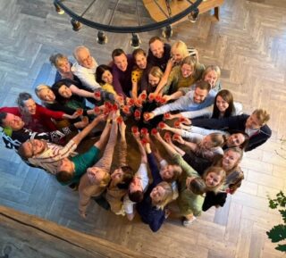 Ma arvasin, et mind viis 1,5a tagasi @rolandtokko kokku juhuslik loosivõit, aga.... elus ei ole mitte midagi juhuslikku! Ka mitte see, et just need imelised inimesed on Edu Kiirendi mastermindis või millised inimesed käivad meil mastermindi aasta vältel külas jagamas oma lugu ja teadmisi! 🤩
Tsiteerides seekordset üllatuskülalist @peepvain "Tunne ära oma funktsioon! Sinu püha kohus! Seda Sa peadki tegema ja edasi andma! Me oleme kõik siin elus edasi andjad! Kui Sa ei anna edasi, siis sa oled si*apea!" 💩😅 
HD ütleb, et ma olen manifestor ja tunnen, et mulle on antud mega missioon siin elus edasi anda. #edukiirendi toob seda hirmutavalt jõuliselt aina enam pilti. 🫣 Ma luban! Ma liigun edasi ja kasvan, ka siis, kui ei julge, sest ma tahan! Kiirendi on see tõesti olnud ja isegi aasta pole veel täis. 😅 Tänu Rolandi loodud ruumile ja just nendele inimestele, keda näed siin piltidel, olen mõelnud ja tundnud ja kogenud asju, mida ma üksi ei suudaks väljagi mõelda! Ma olen teinud mega kasvu lühikese ajaga mitmes mõttes! 
Aga see pole kaugeltki kõik, vaid alles algus… Seda kinnitas ka Kristina Tamme praktika ajal pimesi valitud metafoorkaart! Mis oli niiiiii ilus..... oi kuidas ma tõlgendasin sealseid detaile ja märke, kuniks viimaks ometi läksin peast (sellest mida näen) südamesse (mida tunnen) ja siis ma nägin ära kaardi sõnumi! Kogu see väärtus ja detailid ja mina ise olin küll peegli ees, aga selles peeglis polnud midagi näha, sest kardin on vahel! Ma ikka veel ei tunnista oma tõelist väärtust ja ei julge näha kogu oma potentsiaali! 🥺 ... ja see teekond jätkub! 
Sama teema jätkuks, mis ma veel Peep Vainu jagamistest kaasa võtsin...
"Enamik inimesi läheb hauda ilma oma asja ajamata - valimata! Surnuaed on see koht, kus on kõige rohkem täitumata unistusi!" Ma ei kujuta ette ka, mida minu enda valitud teekond veel minuni toob, aga ma lähen kindlalt edasi! Ükskõik kui hirmus see ka pole!
"Nii palju inimesi otsivad pikemat elu. Tegelikult võiks otsida rohkem elu oma aastates!" Ja vot selle pärast ma lähengi edasi! Ma tahan tunda, et MA ELAN! 🥰
PS! Üks mõte jätkub järgmises kommentaaris ka. ☀️
#edukiirendimastermind #potentsiaal #kõikonvõimalik